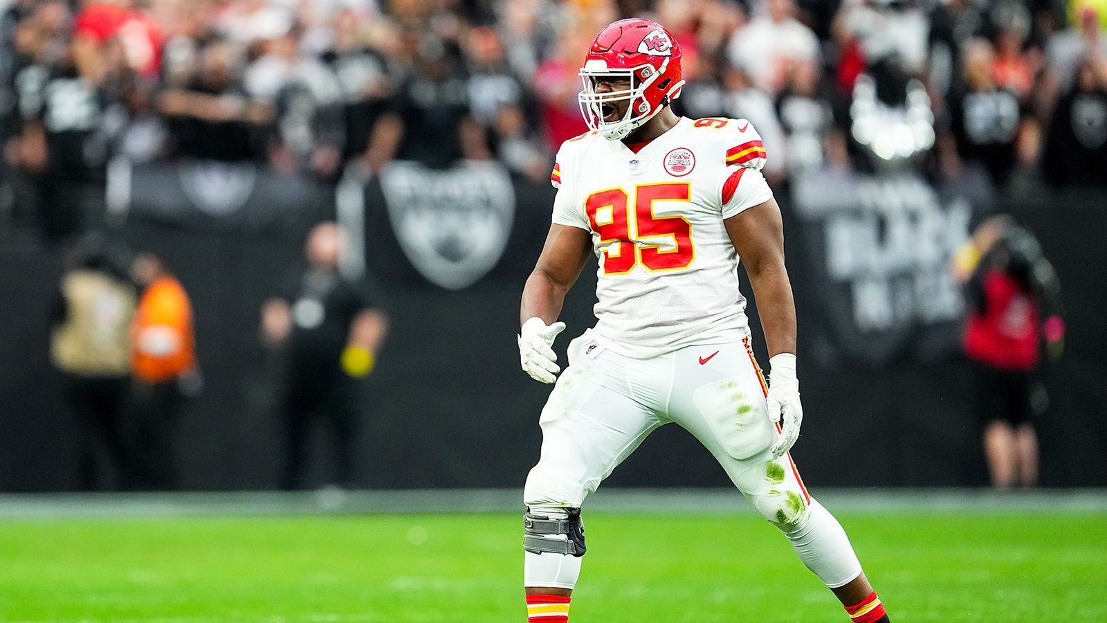 <strong>Kansas City Chiefs: Stärken (Defensive)</strong><br>
                Defensive Tackle Chris Jones ist der Dreh- und Angelpunkt der Defensive. Kurz vor Saisonstart ist er jedoch in einem Holdout. Abseits des 29-Jährigen entwickelten sich einige Youngster wie Linebacker Nick Bolton oder Cornerback L'Jarius Sneed) zu festen Säulen des Grundgerüsts. Im NFL-Vergleich stellen die Chiefs eine durchschnittliche Defensive, die hin und wieder Spiele an sich reißen kann.