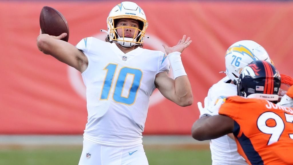 
                <strong>Quarterback: Justin Herbert (vs. New York Jets)</strong><br>
                Justin Herbert hatte in der vergangenen Woche sein schwächstes Spiel, gegen die Miami Dolphins brachte er es nur auf 187 Yards Raumgewinn, mit 86,3 hatte er das schwächstes QB-Rating seiner Karriere. Der nächste Gegner jedoch sind die New York Jets, die bekannterweise bei 0-9 stehen und und das schlechteste Team der NFL sind. Herbert dürfte gegen diese Defense also wieder wie gewohnt abliefern.
              