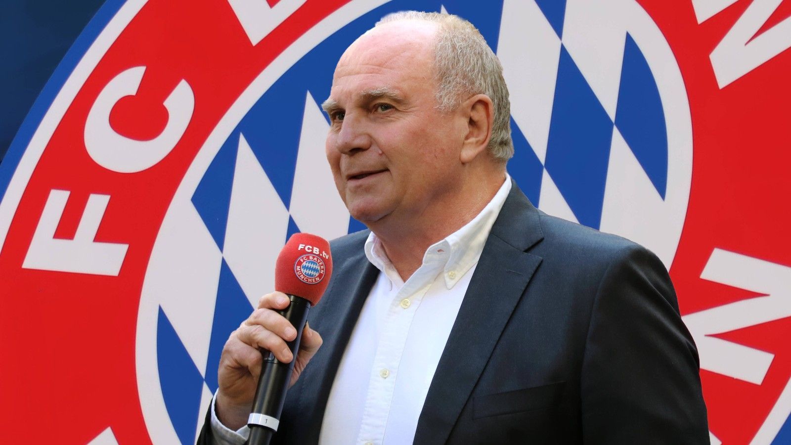 
                <strong>Uli Hoeneß</strong><br>
                2019 zog sich Uli Hoeneß aus dem operativen Geschäft der Bayern zurück, seitdem ist er zwar "nur" ein einfaches Mitglied im Aufsichtsrat, sein Einfluss gilt dennoch als enorm. Zudem ist der langjährige Präsident inzwischen zum Ehrenpräsidenten ernannt worden.
              