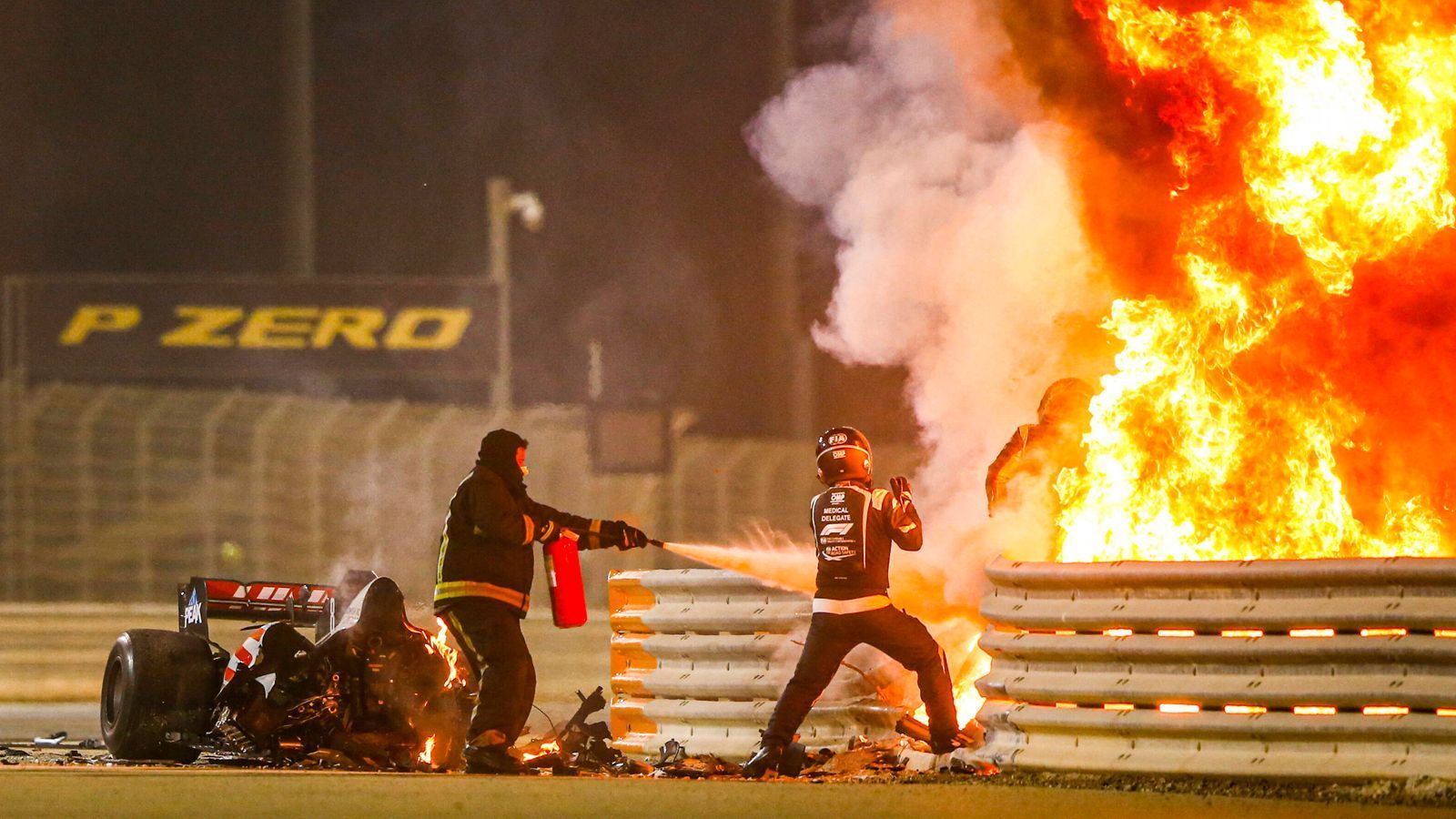 
                <strong>Traurige Berühmtheit</strong><br>
                Traurige Berühmtheit erlangte das Team am vergangenen Wochenende in Bahrain, als der Bolide von Romain Grosjean mit über 220 km/h abflog, in die Leitplanke rauschte und in Flammen aufging. Die Bilder des Franzosen, wie er aus der Feuerhölle steigt, gingen um die Welt. Er kam mit leichten Verletzungen davon und will sogar beim Saisonfinale in Abu Dhabi Mitte Dezember wieder fahren. In einem Interview gab er emotionale Einblicke in die wohl längsten 28 Sekunden seines Lebens.
              