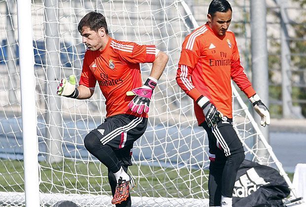 
                <strong>Iker Casillas (Real Madrid)</strong><br>
                Iker Casillas ist eine Ikone bei Real Madrid, doch das schützt ihn nicht vor der Bank. Nach einigen groben Patzern hat er bei Trainer Carlo Ancelotti seinen Kredit verspielt. Gegen Elche durfte sich Keylor Navas nun beweisen. Mal sehen, für wie lange ...
              