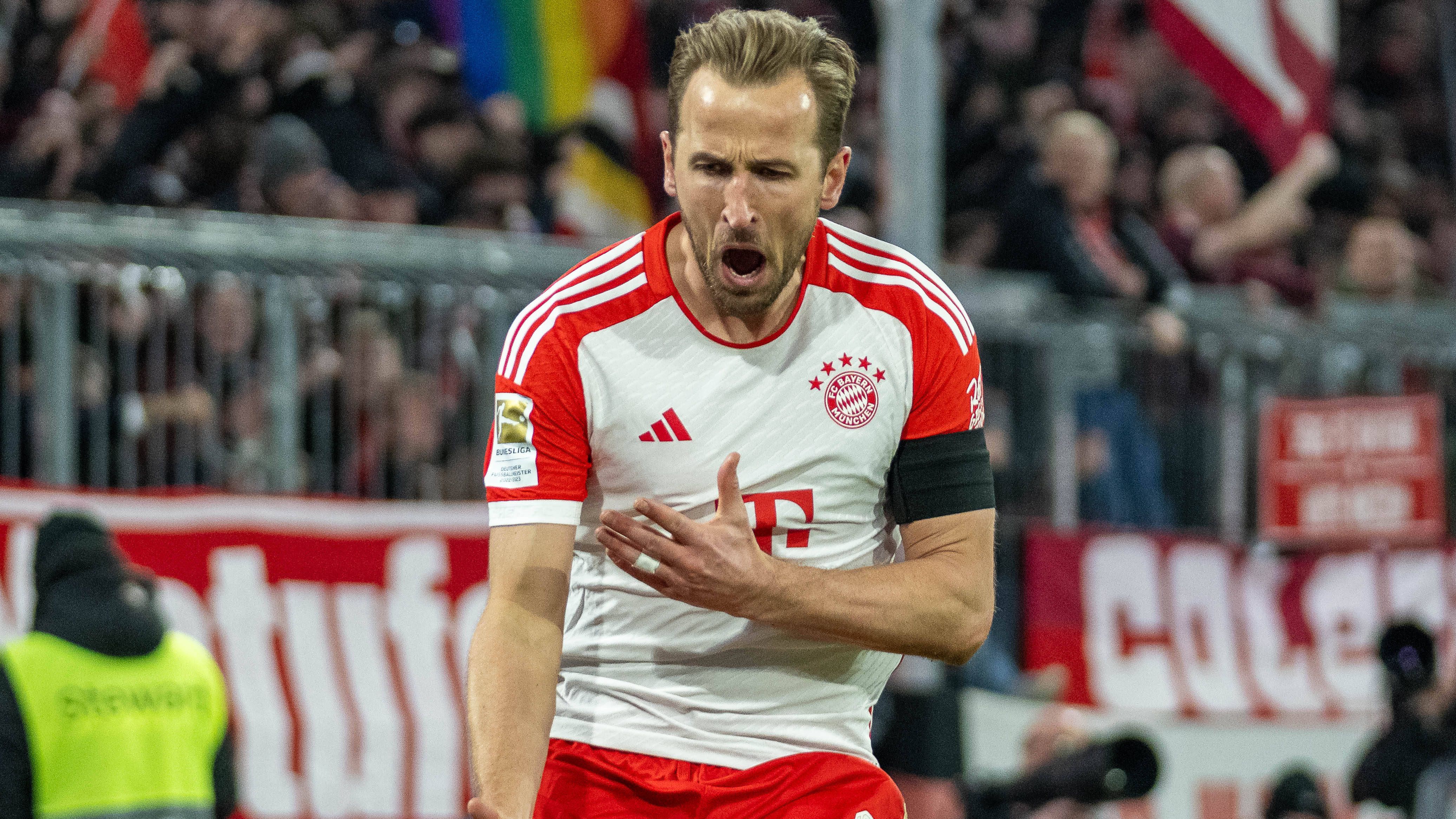 <strong>Harry Kane - BLEIBT</strong><br>Der Münchner Rekordtransfer Harry Kane schlug mit bislang 32 Bundesliga-Toren voll ein. Der Engländer ist einer der wenigen Lichtblicke in der seit Monaten schwierigen Bayern-Phase und perspektivisch eine absolute Schlüsselfigur für die kommenden Jahre. Der 30-Jährige hat noch bis 2027 Vertrag.&nbsp;