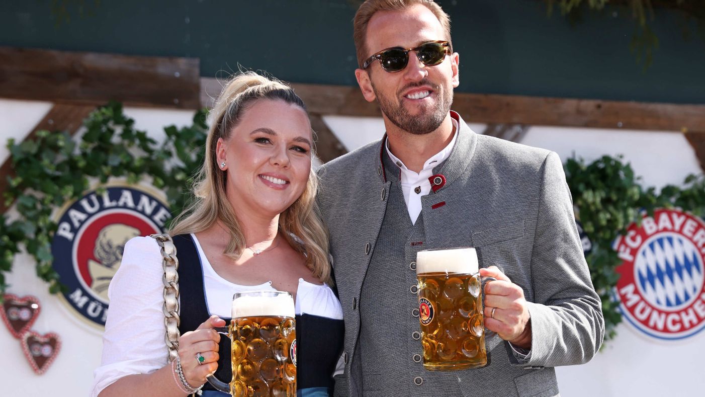 <strong>Der FC Bayern München auf dem Oktoberfest: Die besten Wiesn-Bilder</strong><br>Dass er es beim Foto mit seiner Frau Katie Goodland vielleicht auch mal mit Sonnenbrille probieren sollte.