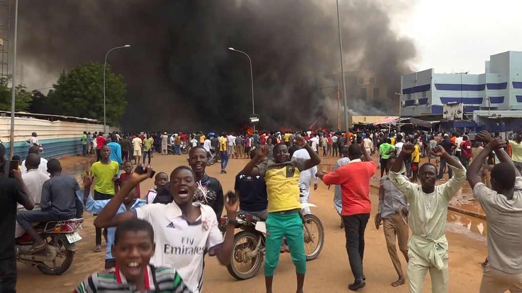 Unruhen auf nigerianischen Straßen nach dem gewaltsamen Umsturz der Regierung rund um Machthaber Mohamed Bazoum durch eine Militärjunta