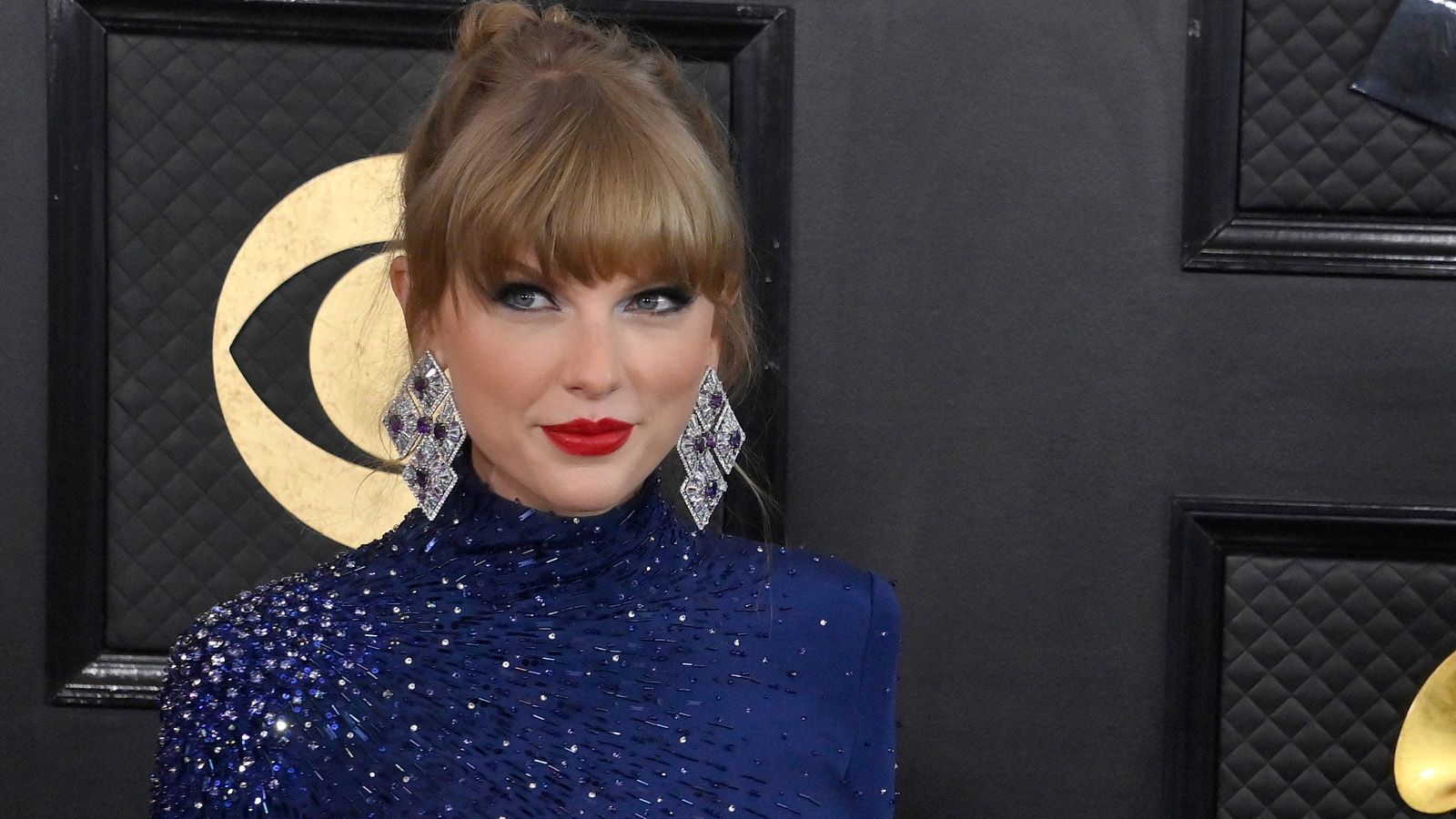 <strong>Taylor Swift  (Philadelphia Eagles/Kansas City Chiefs)</strong><br>
                Sängerin Taylor Swift ist eigentlich ein Eagles-Fan. Bei den Grammys 2023 achtete sie selbst auf die Kleiderordnung, ihr Bodyguard war dafür aber in schicker Eagles-Jacke unterwegs. Durch ihre Beziehung zu Chiefs-Star Travis Kelce jubelt der Popstar seit dieser Saison aber nunmehr im roten Trikot mit der Nummer 87.