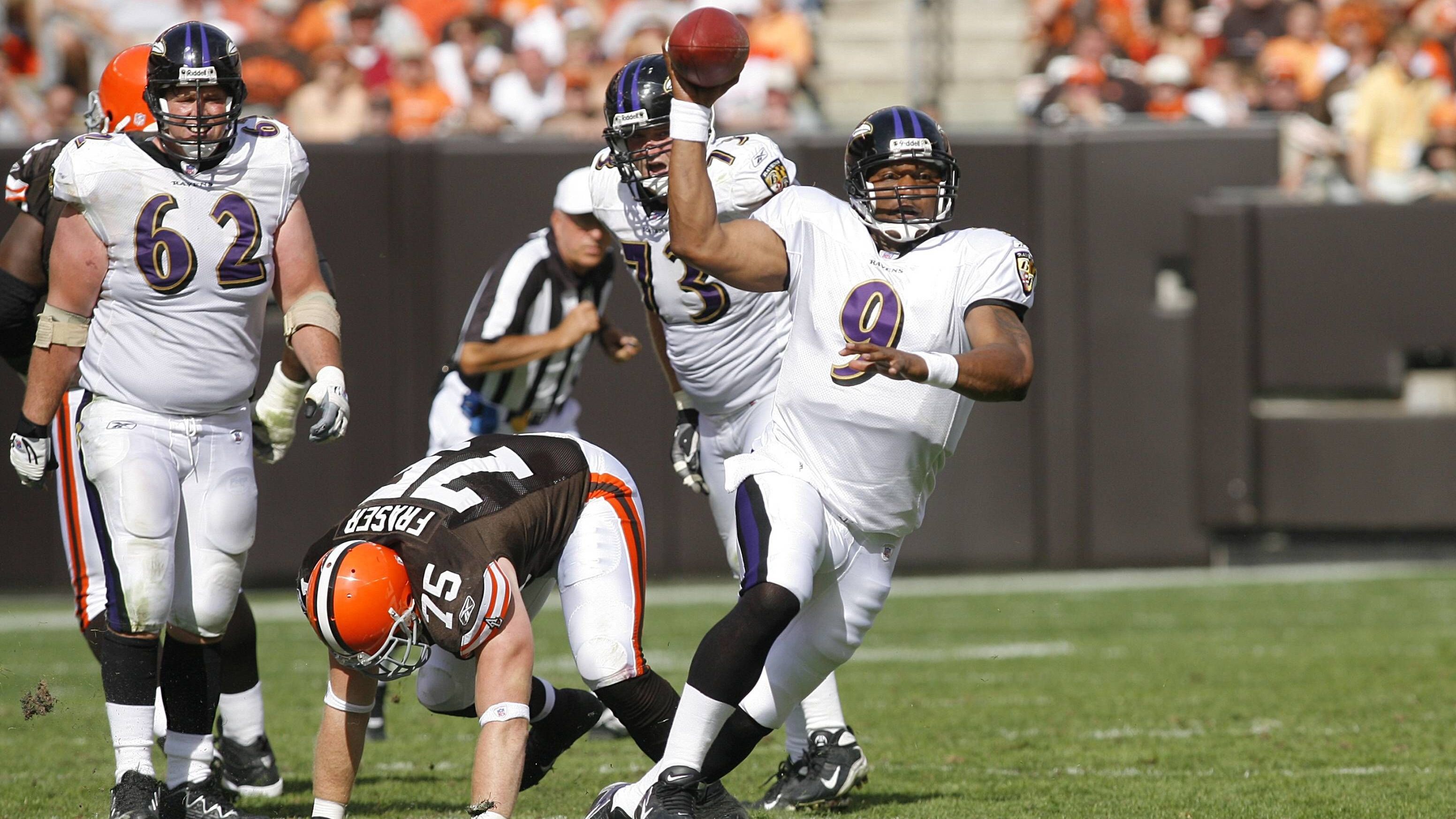 <strong>Steve McNair (Quarterback, 1995 - 2007, Oilers/Titans, Ravens)</strong><br>In der Saison 1999 erreichte er mit Tennessee den Super Bowl - gegen die Rams um Kurt Warner fehlten am Ende nur Inches zum Erfolg. Der MVP von 2003 kam der Lombardi Trophy nie näher. 2009 wurde er von seiner Freundin erschossen.