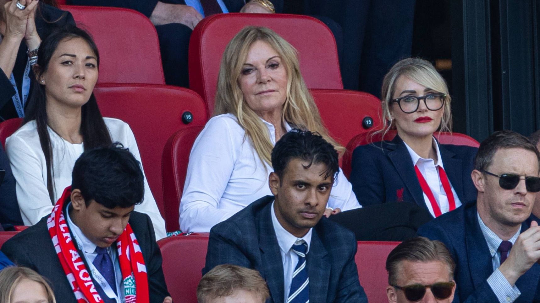 <strong>Ehefrau Ulla auf der Tribüne</strong><br>Beim letzten offiziellen Arbeitstag war auch Jürgen Klopps Ehefrau Ulla Sandrock (Mi.) an der Anfield Road. Als das Stadion gegen Ende des Spiels nur noch Klopp feierte, flossen auch bei ihr die Tränen.&nbsp;