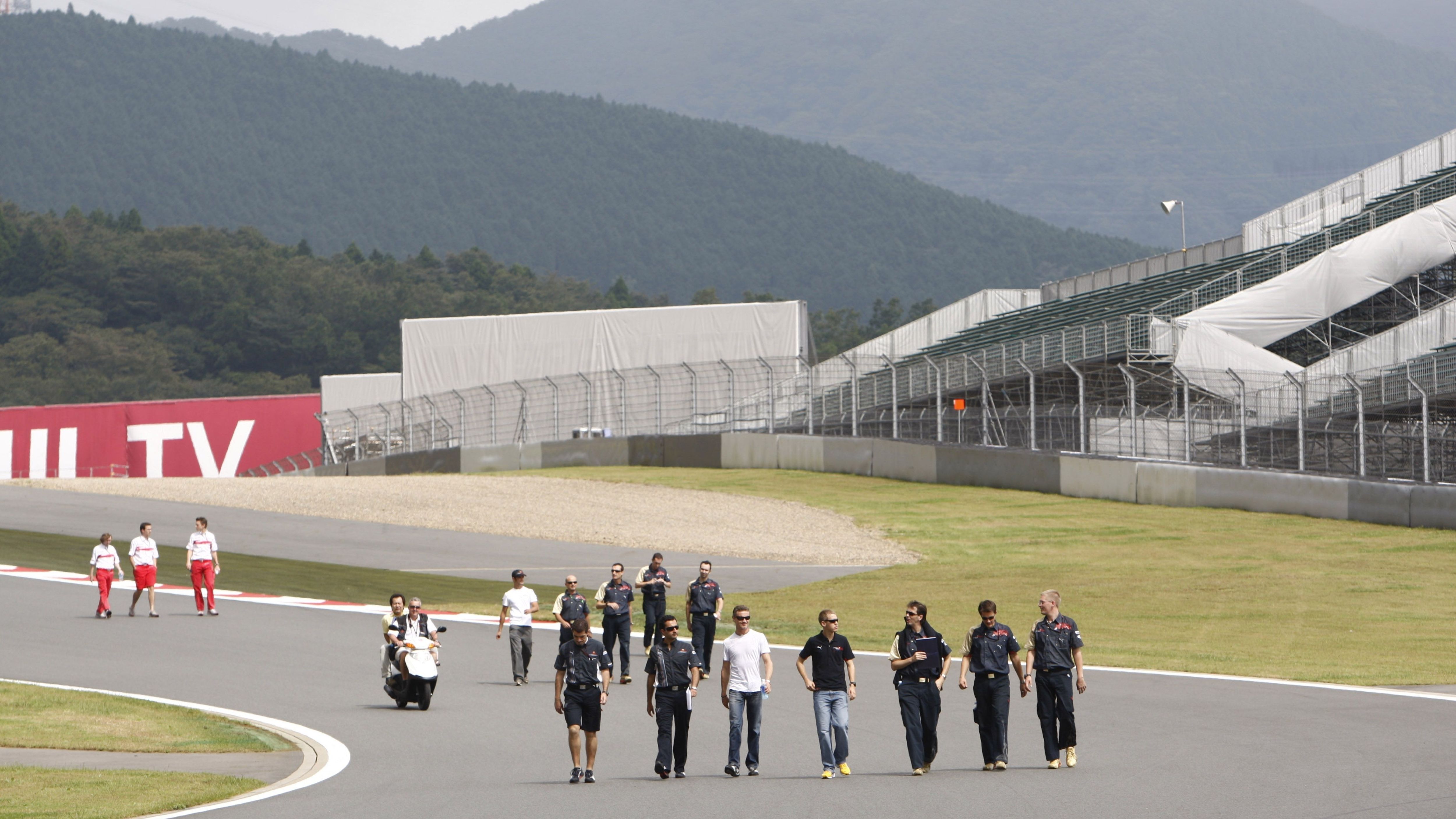 <strong>Fuji<br></strong>Auch wenn am Fuji Speedway nur vier Formel-1-Rennen ausgetragen worden sind (zuletzt 2008), so ist sie doch eine der traditionsreichsten Rennstrecken. Bekannt wurde Fuji zudem durch das verrückte Saisonfinale 1976 zwischen Niki Lauda und James Hunt. Der Blick auf den Mount Fuji ist sowieso ein Highlight.