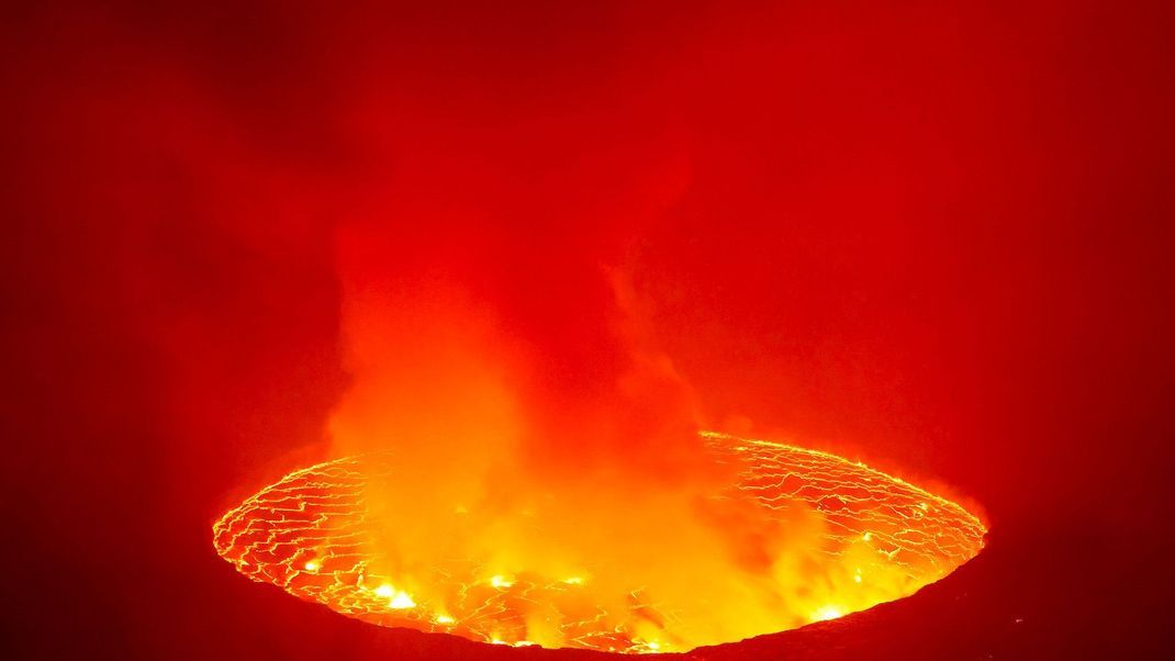 Ein Lavasee erhellt den Nachthimmel auf dem Vulkan Nyiragongo im Virunga-Nationalpark in der Nähe von Goma im Osten der Demokratischen Republik Kongo.