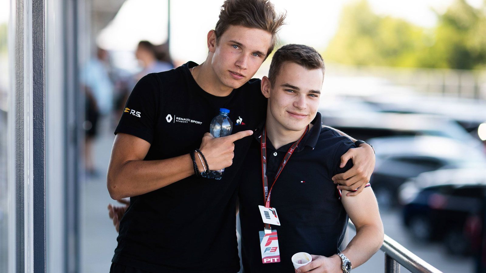 
                <strong>David Beckmann (Formel 3)</strong><br>
                Für David Beckmann (r.) verlief die Premieren-Saison in der Formel 3 im vergangenen Jahr nicht optimal. Zwar ergatterte der gebürtiger Iserlohner eines der begehrten Cockpits des französischen ART-Teams, über das schon Lewis Hamilton, Sebastian Vettel, Nico Rosberg oder Nico Hülkenberg den Weg in die Formel 1 fanden. Doch gelang ihm kein einziger Podestplatz. So endete die Saison auf dem 14. Gesamtrang.
              