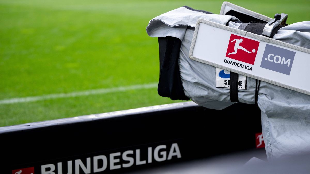 Symbolbild Themenfoto TV Kamera mit Bundesliga DFL Branding, GER, SC Freiburg (SCF) vs FC St. Pauli (FCSP), Fussball Bundesliga, 5. Spieltag, Saison 2024 2025, 28.09.2024 DFB DFL regulations prohib...