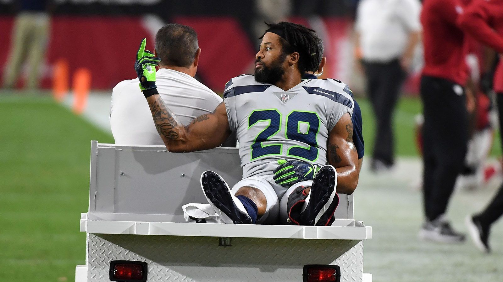 
                <strong>Earl Thomas</strong><br>
                Die letzte verbliebene Säule der "Legion of Boom" drohte in der vergangenen Offseason immer wieder mit einem Holdout, um einen besseren Vertrag zu bekommen. Letztendlich spielte er, brach sich aber in Week 4 das Bein. Als er vom Feld gebracht wurde, zeigte er den Franchise-Verantwortlichen den Mittelfinger. Jetzt ist der 31-Jährige ein Free Agent. Das Verhältnis zu den Seahawks scheint zerüttet, eine Rückkehr nach Seattle gilt als ausgeschlossen. Doch wenn er fit ist, ist Thomas immer noch ein Top-Safety. An Angeboten wird es ihm nicht mangeln. Als heißester Kandidat gelten die Dallas Cowboys. Bereits in der letzten Saison wurde Thomas dabei gefilmt, wie er an Cowboys-Coach Jason Garrett herantrat und meinte: "Wenn ihr die Chance habt, dann holt mich ins Team". Während Thomas Holdouts zu Beginn dieser Saison soll es bereits Verhandlungen zwischen den beiden Franchises gegeben haben - jetzt könnten die Cowboys den Safety ohne einen Trade verpflichten. Auch die San Francisco 49ers dürften interessiert sein. Richard Sherman hat sich bereits für eine Verpflichtung seines ehemaligen Mitspielers stark gemacht. 
              