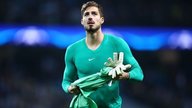 
                <strong>Kevin Trapp (Paris St. Germain)</strong><br>
                Kevin Trapp (Paris St. Germain): Das hat sich der deutsche Torhüter wohl anders vorgestellt! In seinem Premierenjahr in Frankreich holte er mit PSG neben der Meisterschaft noch den Pokal und Ligapokal. Dennoch wurde sein Trainer Laurent Blanc gefeuert. Nachfolger Unai Emery baut statt auf Trapp auf Alphonse Areola. Der 23-Jährige spielte sich in der Vorsaison als Leihspieler bei Villarreal in den Fokus und lief Trapp nach der Rückkehr zu PSG den Rang ab.
              