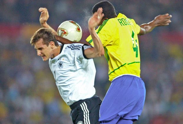 
                <strong>Alleiniger WM-Rekordtorschütze</strong><br>
                Grund 5: Heute kann Miroslav Klose ausgerechnet gegen Brasilien seinen ewigen Rivalen Ronaldo übertrumpfen. Wenn Klose heute trifft darf er sich alleiniger WM-Rekordtorschütze nennen. Grund genug!
              