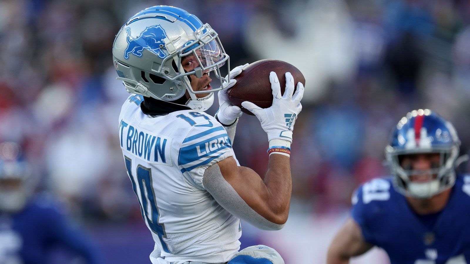 
                <strong>Meiste Receptions in den ersten zwei Spielzeiten</strong><br>
                Lions-Receiver Amon-Ra St. Brown benötigt gegen die Packers noch sechs Receptions, um in seinen ersten beiden NFL-Saisons 196 Pässe gefangen zu haben. Gelingt ihm das, zieht er mit den Führenden Michael Thomas und Justin Jefferson gleich.
              