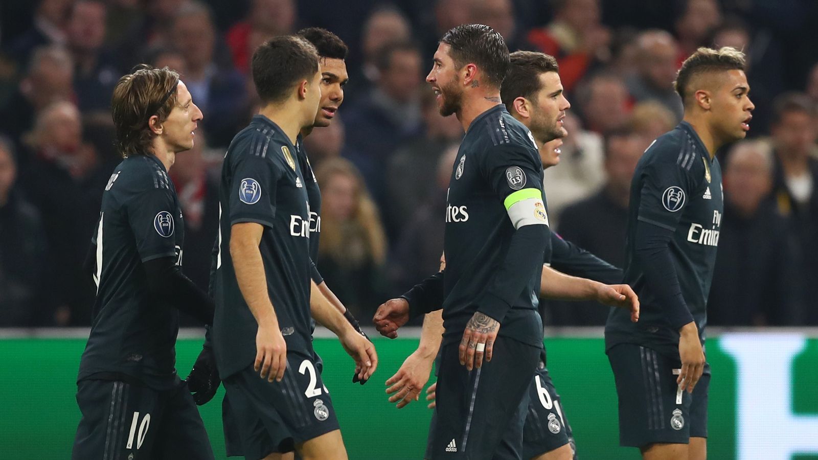 
                <strong>Platz 9: Real Madrid</strong><br>
                In den vergangenen drei Jahren hieß der Champions-League-Sieger jedes Mal Real Madrid - dass dies auch im Jahr 2019 so sein wird, ist kaum vorstellbar. Die "Königlichen" setzten sich zwar in Amsterdam mit 2:1 durch - allerdings mit mehr Glück als Verstand. Ajax dominierte die Partie, Real schoss die Tore. Die Chancen auf ein Weiterkommen stehen dank des Auswärtssieges trotzdem sehr gut.
              