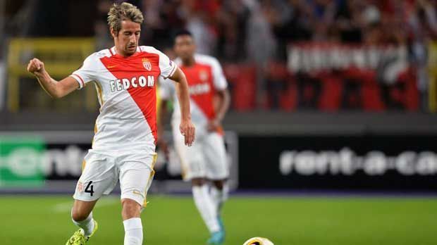 
                <strong>Fabio Coentrao (Portugal)</strong><br>
                Fabio Coentrao (Portugal): Der frühere Real-Verteidiger muss die EM in Frankreich vor dem Fernseher mitverfolgen. Coentrao, gerade erst wieder von einem Fußbruch genesen, zog sich im Training seines Klubs AS Monaco eine schwere Oberschenkelverletzung zu. Wie der französische Erstligist bekanntgab, wird der Linksfuß in Finnland von einem Spezialisten operiert und rund drei Monate ausfallen.
              