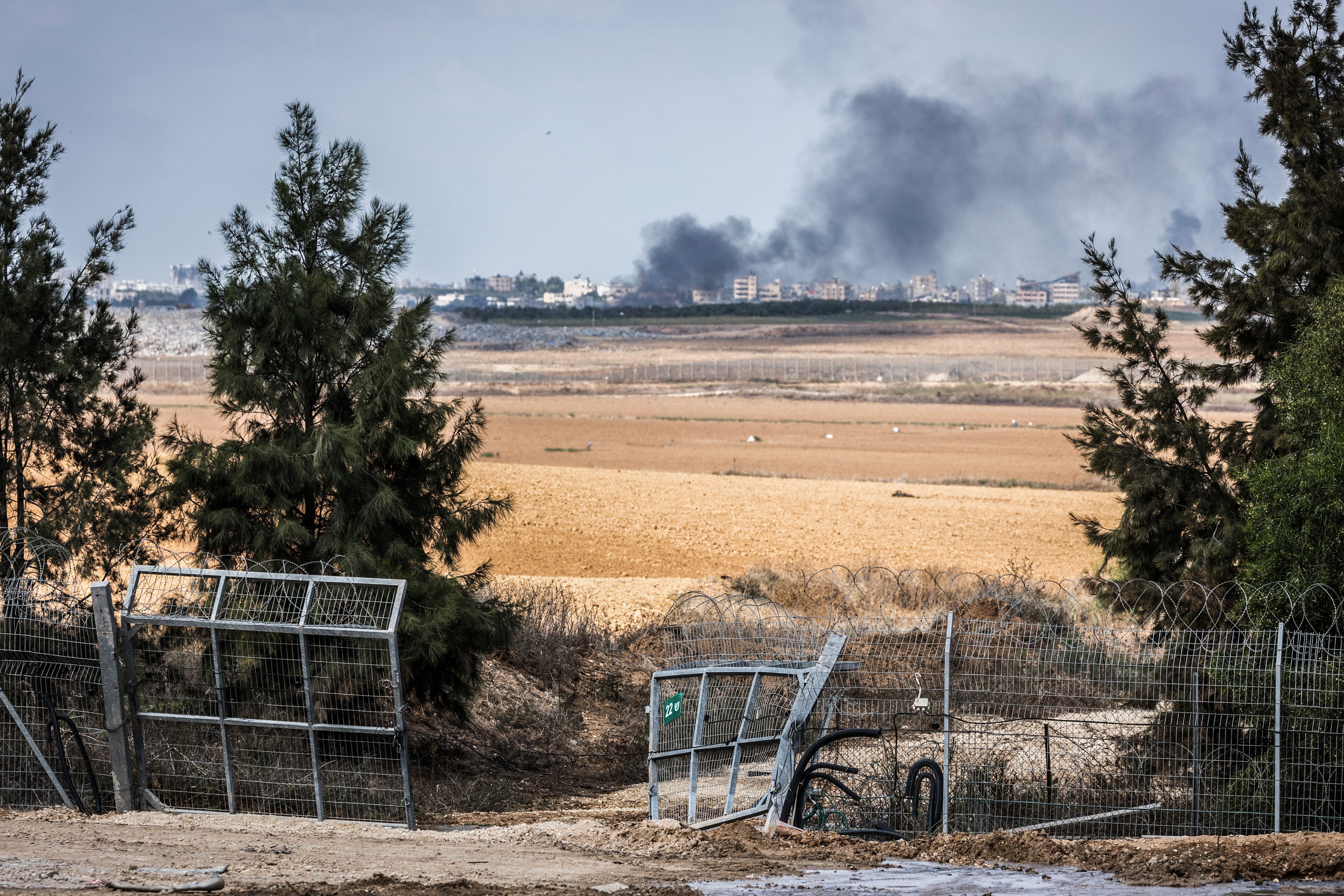 Wie hier in der Nähe des Kibbuz Kfar Aza zerstörten die Kämpfer der Terrorgruppen zahlreiche Sperren, um nach Israel zu gelangen.