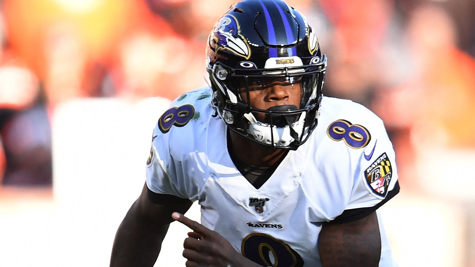 
                <strong>Gewinner: Lamar Jackson</strong><br>
                Man kann sich die Superlative zurechtlegen und den Quarterback der Baltimore Ravens damit beschreiben – sie passen so ziemlich alle, denn der 22-Jährige spielt eine überragende Saison, ist sowohl beim Lauf- als auch beim Passspiel herausragend, seine Zahlen sind durchweg beeindruckend. Er knackte unter anderem den jahrelang von Michael Vick gehaltenen Rekord für die meisten Rushing Yards eines Quarterbacks in einer Saison (1201). Er ist völlig zurecht MVP-Kandidat und die Ravens mit ihm nach der besten Regular Season der Franchise-Historie aktuell der heißeste Super-Bowl-Anwärter.
              