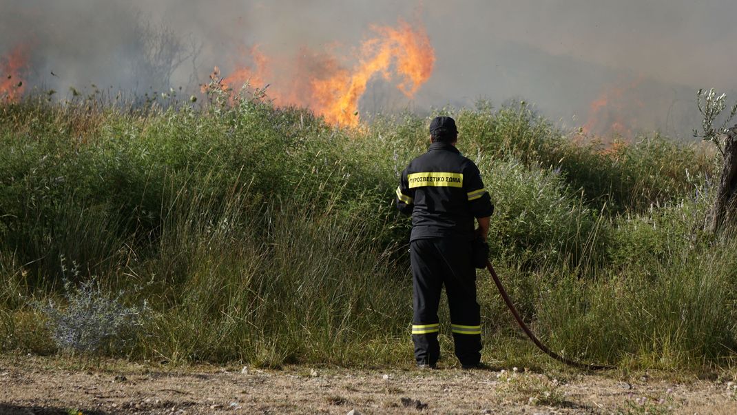 Makabere Datingtour: Eine 44-jährige Frau legte in Griechenland mehrere Brände, um sich einen Feuerwehrmann in Uniform zu angeln. (Symbolbild)