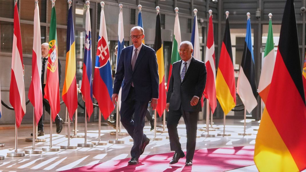 Bei seinem Antrittsbesuch in Brüssel hat Bundeskanzler Merz (links) seinen Kurswechsel in der Migrationspolitik verteidigt.