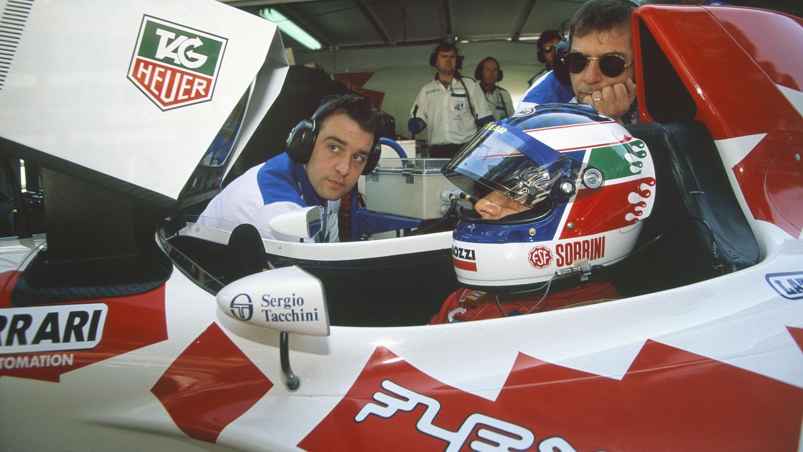 
                <strong>Taki Inoue</strong><br>
                Er selbst erklärte sich zu "einem der schlechtesten Formel-1-Piloten aller Zeiten". Doch der Japaner hatte ordentlich Sponsorengeld in der Hinterhand, so dass er sich ein Cockpit kaufen konnte. Im Ziel kam er 1994/95 fast nie an, und das nicht nur weil er zu langsam war, sondern meistens auch noch entgegen der Fahrrichtung stand. Kurios: Nach einem Trainingsunfall in Monaco kollidierte einst das Safety Car mit Inoues Wagen. Da der Japaner nicht mehr angeschnallt war, wurde er verletzt. Zudem sorgte er für Aufsehen, als er beim Ungarn-GP den Streckenposten beim Löschen seines Wagens helfen wollte und daraufhin vom Medical Car angefahren wurde.
              