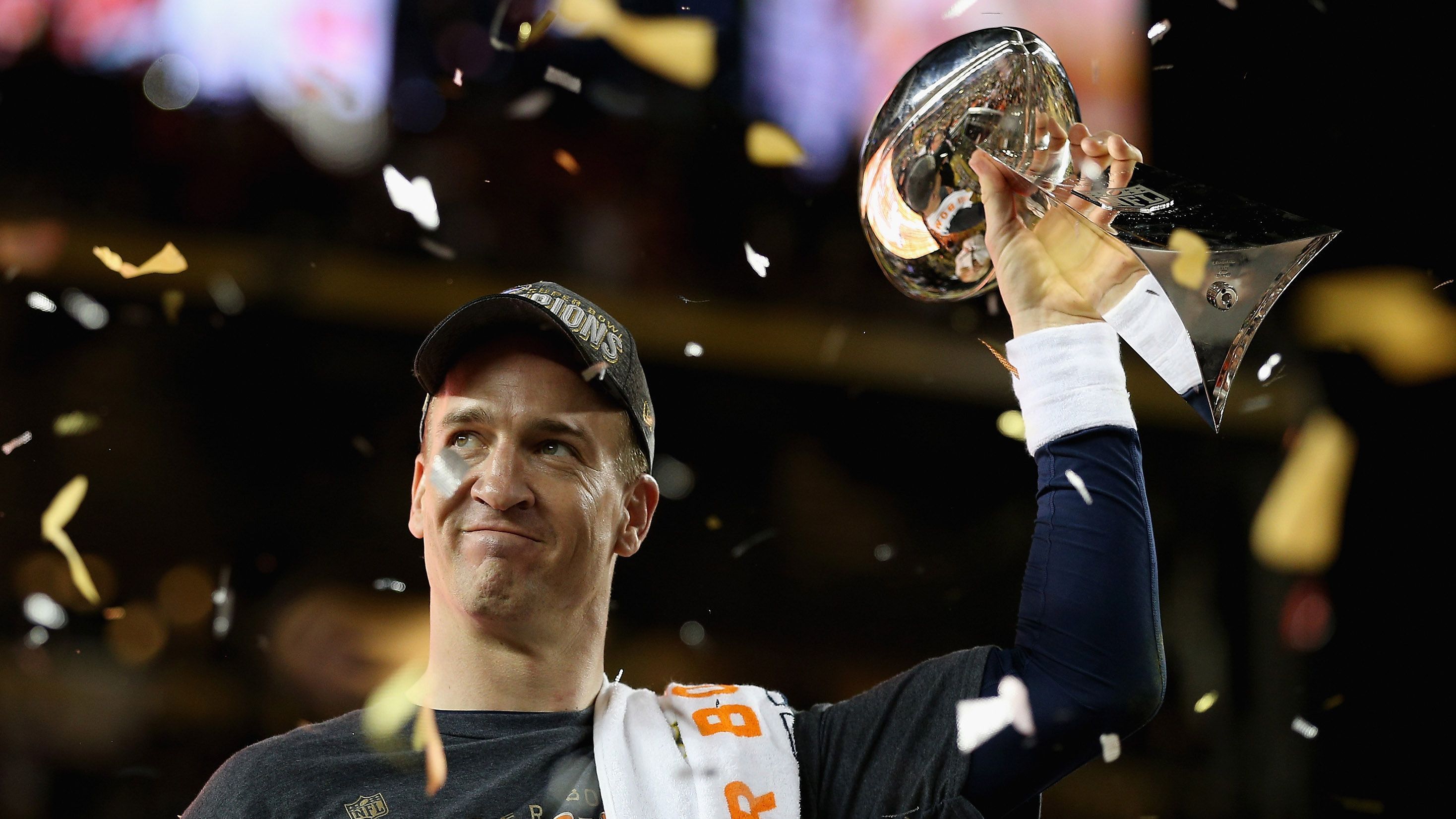 <strong>Denver Broncos: drei Siege</strong><br>
                In den Jahren 1997 und 1998 ging die Vince Lombardi Trophy gleich zwei Mal in Folge nach Denver. Zuletzt gelang es Quarterback Legende Peyton Manning im Februar 2016, die Broncos zum Titel zu führen.
