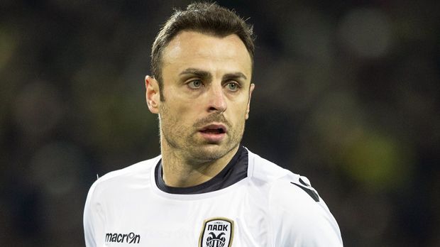 
                <strong>Dimitar Berbatov (36 Jahre, Mittelstürmer)</strong><br>
                Schon seit einem Jahr ist der frühere Leverkusen-Stürmer Dimitar Berbatov auf der Suche nach einer neuen Aufgabe. Mittlerweile ist der Bulgare 36 Jahre alt, spielte zuletzt in Griechenland für PAOK Saloniki. Um sich fit zu halten, lief der Ex-Nationalspieler während seiner vereinslosen Zeit für das Legenden-Team seines früheren Klubs Manchester United auf. Im April 2017 soll ein Transfer zum späteren Premier-League-Absteiger Sunderland nur knapp gescheitert sein.
              