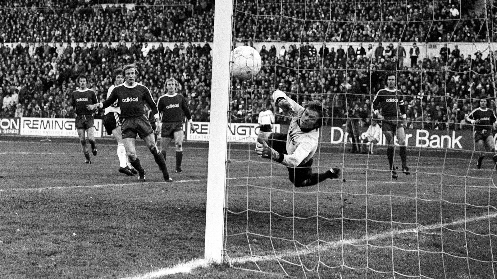 
                <strong>Eintracht Frankfurt - FC Bayern München 6:0 (1975/76)</strong><br>
                Am 22. November 1975 hatte der damalige Bayern-Keeper Sepp Maier beim Auswärtsspiel bei Eintracht Frankfurt gleich sechs Mal das Nachsehen. Vor allem in der ersten Halbzeit musste der Weltmeister von 1974 die Bälle regelmäßig aus dem Netz holen. Halbzeitstand: 5:0 für Frankfurt. Nach gut einer Stunde sorgte Bernd Nickel per direkt verwandeltem Freistoß für den 6:0-Endstand und ein weiteres Debakel in der Bundesliga-Historie des FC Bayern.
              