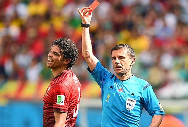
                <strong>Der Clinch: Thomas Müller vs. Pepe</strong><br>
                Es scheint, als würde Pepe den Platzverweis als schlechten Scherz empfinden. Dem ist nun aber gar nicht so ...
              