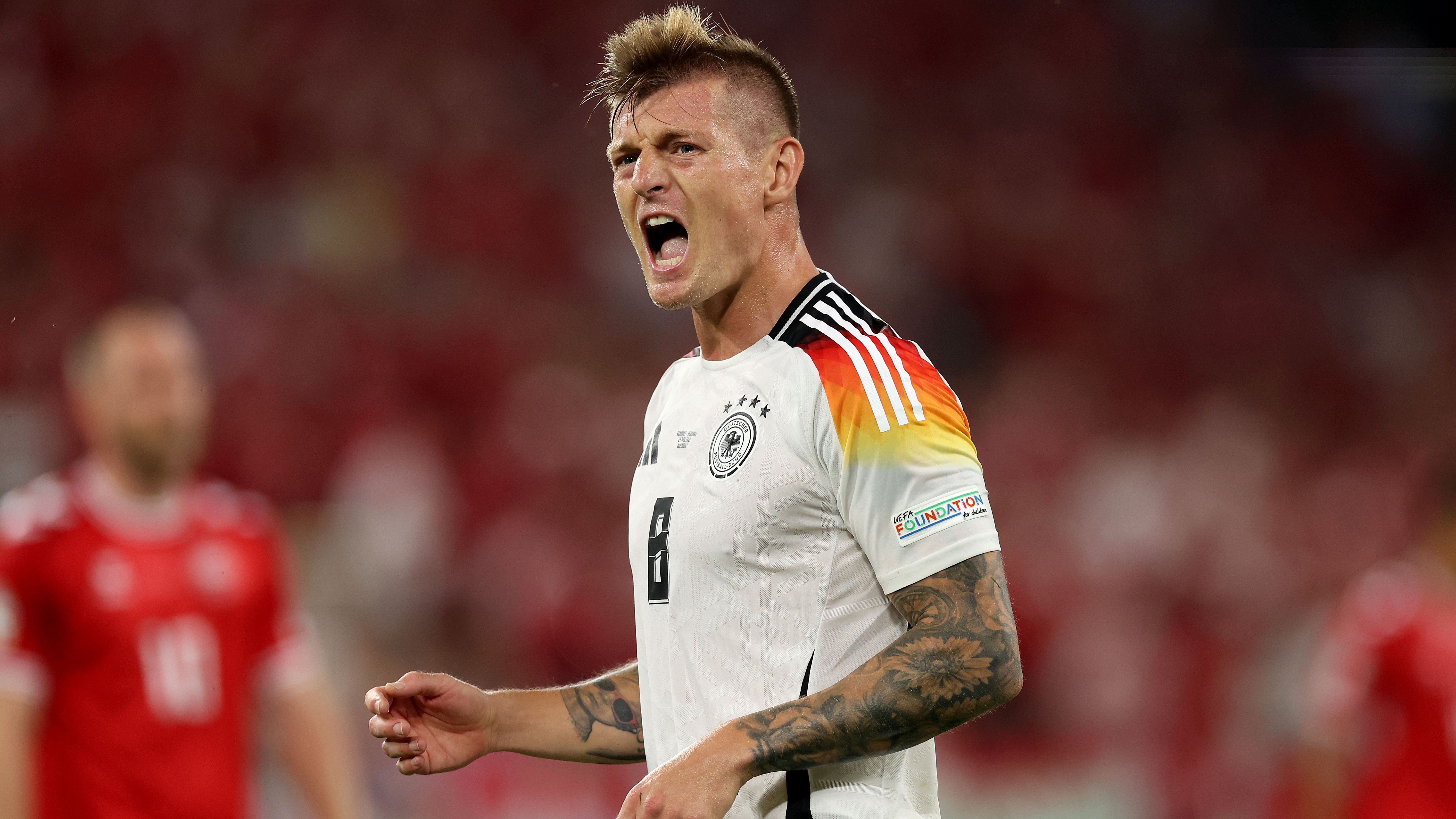 <strong>Die unglaubliche Titelsammlung von Toni Kroos</strong><br>Nach Deutschlands EM-Aus gegen Spanien steht fest: Die glorreiche Karriere von Toni Kroos ist zu Ende. Wenngleich ihm der EM-Titel verwehrt blieb, kann der Mittelfeldspieler auf eine unglaubliche Titelsammlung zurückblicken. In acht Saisons beim FC Bayern und zehn Spielzeiten im Dress von Real Madrid hat er stolze 35 Titel angehäuft. <strong><em>ran</em></strong> stellt die beeindruckende Sammlung der DFB-Legende vor.&nbsp;