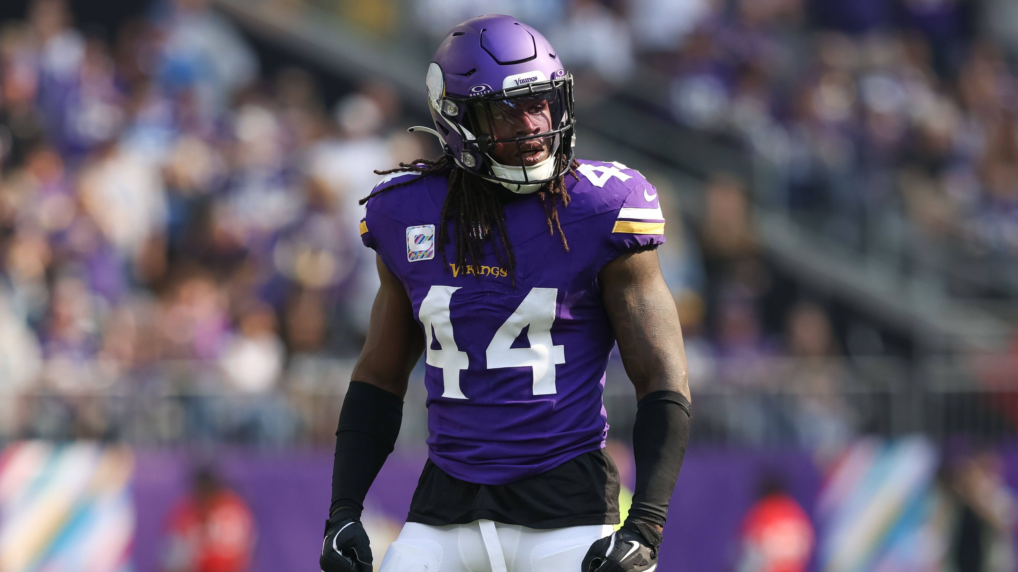 <strong>Josh Metellus (Minnesota Vikings)</strong><br>Zahltag für Josh Metellus bei den Vikings. Wie die Franchise mitteilte, erhält der 27-Jährige eine Vertragsverlängerung über drei Jahre und 36 Millionen Dollar, wovon 25 Millionen Dollar garantiert sind. Mit Leistungsprämien kann der Deal einen Gesamtwert von bis zu 42 Millionen Dollar erreichen. Metellus ist als Safety gelistet, wird aber von Defensive Coordinator Brian Flores auf verschiedenen Positionen eingesetzt, dabei auch als Linebacker und Slot Cornerback. 2024 hat er 103 Tackles und zwei Interceptions verzeichnet und wäre nach der Saison zum Free Agent geworden.