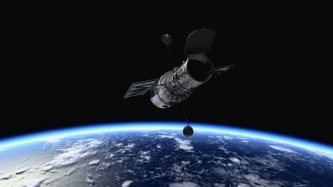 Tausende Satelliten kreisen rund um die Uhr um unsere Erde und beobachten uns. Doch überwachen sie uns auch? Welche Aufgaben haben Satelliten genau und welchen Nutzen Satellitenbilder für uns haben, erklären wir im Video.