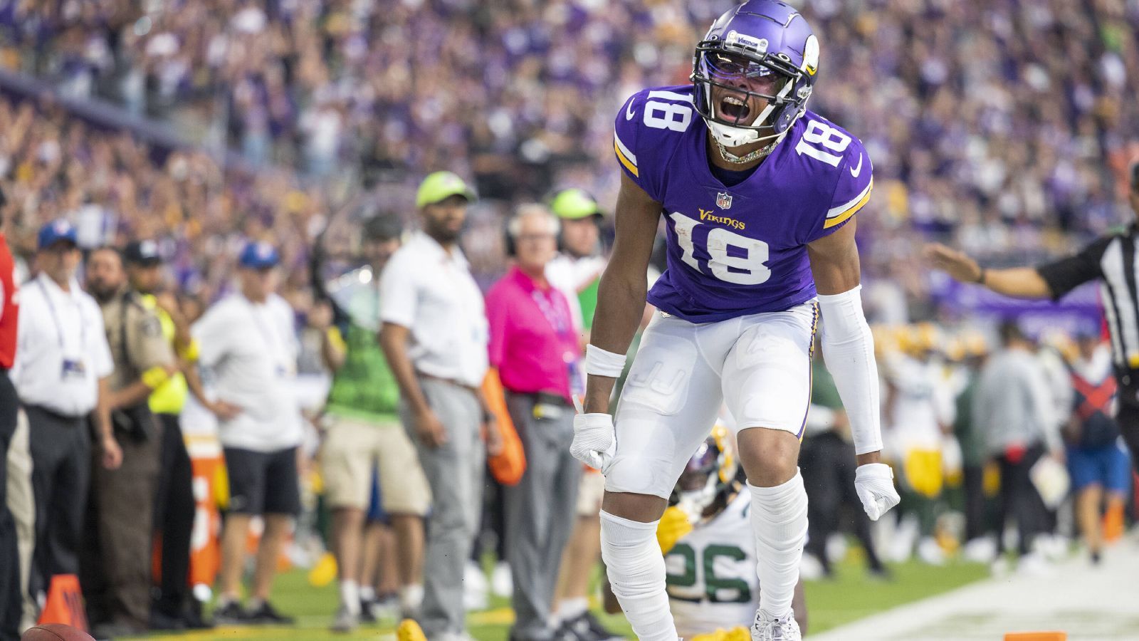 
                <strong>Gewinner: Justin Jefferson (Minnesota Vikings)</strong><br>
                Es war eine waschechte Abreibung, die die Minnesota Vikings dem Divisionsrivalen Green Bay Packers zugefügt hat. Beim 23:7 waren die Hausherren den "Cheeseheads" haushoch überlegen. Das lag vor allem an einem Mann: Wide Receiver Justin Jefferson. Der Draftee aus dem Jahr 2020 zeigte, warum ihn nahezu alle Experten zu den besten Passempfängern der Liga zählen. Neun Catches für 184 Yards und zwei Touchdown sind Zeugnis dessen, was jeder Zuschauer mit bloßem Auge gesehen hat: Jefferson überforderte die Packers Defense maßlos.
              