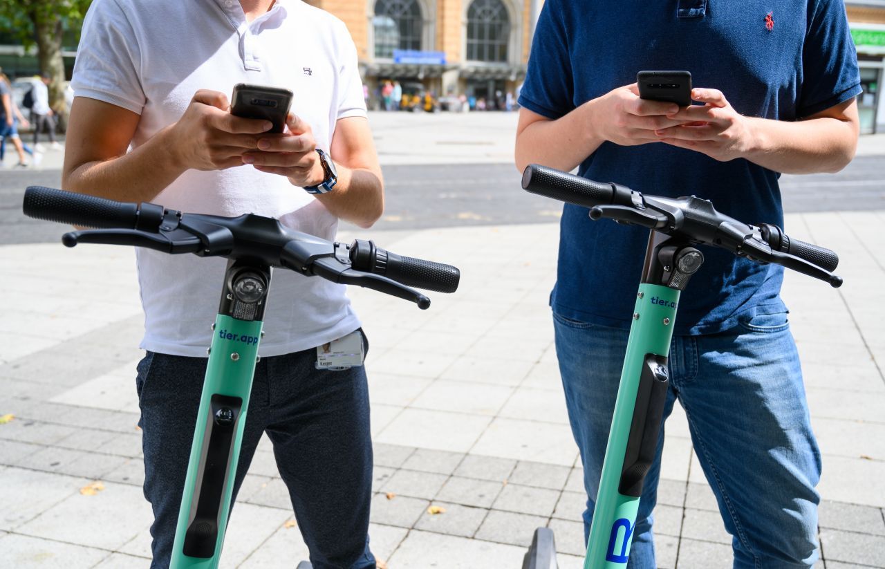 Seit Juni 2019 sind E-Scooter in Deutschland zugelassen. Die Elektro-Fahrzeuge polarisieren. Fest steht aber: Ein E-Scooter ist umweltschonend und bietet vor allem den Menschen in Großstädten eine neue Option, um schnell von A nach B zu kommen. 