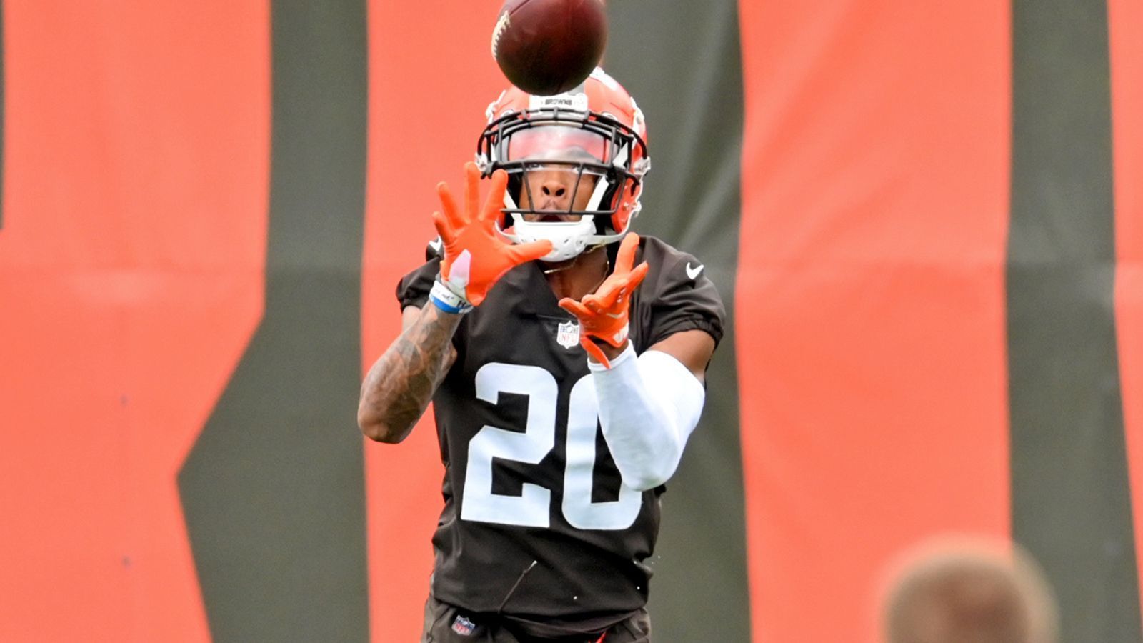 
                <strong>20 - Greg Newsome (Cornerback, Cleveland Browns)</strong><br>
                Die Cleveland Browns haben mit Cornerback Greg Newsome ihre Defense verstärkt. Er wird mit der Nummer 20 auflaufen.
              