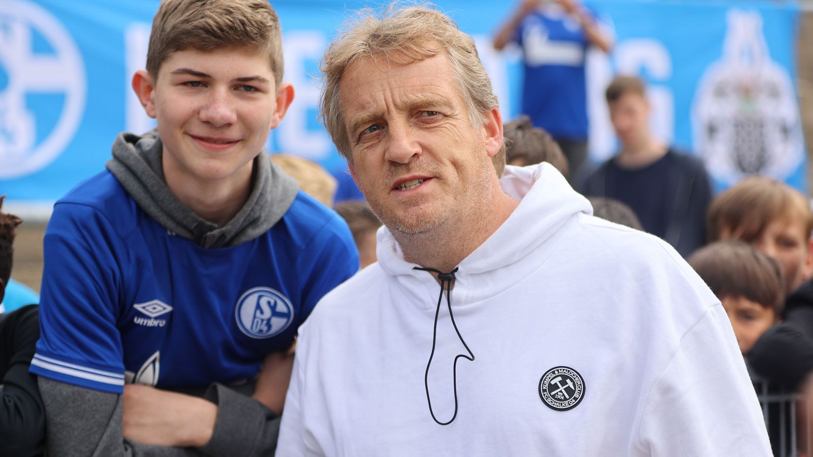 
                <strong>Mike Büskens</strong><br>
                Es gibt wohl nicht wenige Experten, die nun unken werden: Ohne ihn hätte Schalke 04 das nicht gepackt. Mike Büskens sollte die Saison eigentlich als Co-Trainer verbringen - so lautete der Plan. Doch dann geriet das Unternehmen Wiederaufstieg doch arg in Schieflage. Als es höchste Eisenbahn war, um doch noch auf den Zug in Richtung Bundesliga aufzuspringen, übernahm die S04-Ikone nach dem 25. Spieltag vom glücklosen Dimitrios Grammozis - da lagen zwischen den Gelsenkirchenern auf Rang sechs und dem Relegationsplatz bereits sechs Punkte. Doch mit Büskens als Verantwortlichem an der Seitenlinie trat das Team fortan viel selbstbewusster auf. Neue Euphorie entbrannte. Die wurde von den Erfolgen auf dem Rasen zusätzlich angefeuert - es folgten sechs Siege aus sieben Spielen.
              