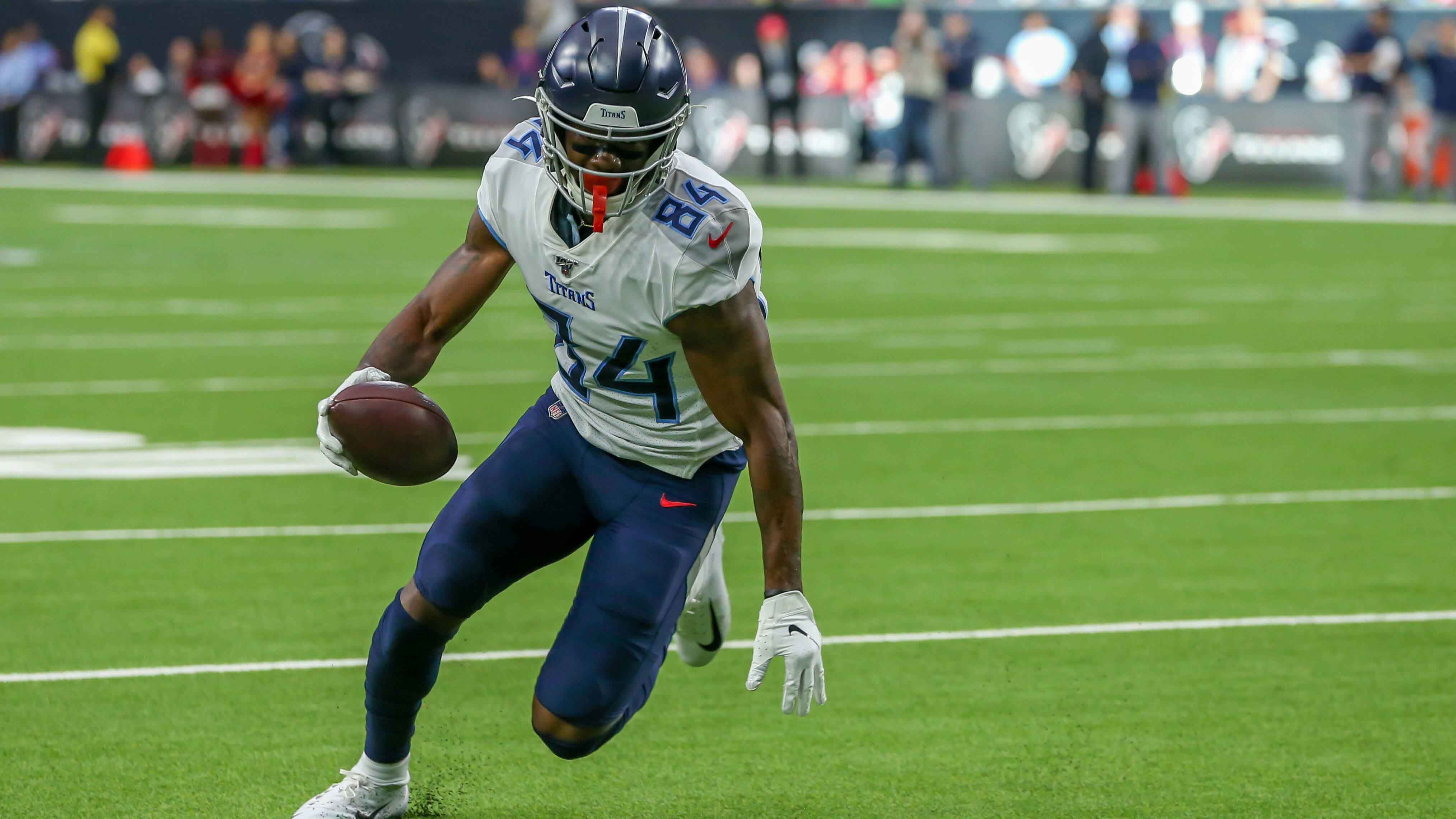 
                <strong>Corey Davis (Wide Receiver, Free Agency)</strong><br>
                In der Free Agency haben die Jets mit Corey Davis (Foto) einen starken Wide Receiver gewinnen können. Die weiteren Wide Receiver sind Denzel Mims, Jamison Crowder sowie Rookie Elijah Moore. Zusätzlich wurde die Offensive Line verstärkt, sodass das Laufspiel um Tevin Coleman und Rookie Michael Carter von der University of North Carolina auch Fahrt aufnehmen kann. Die große Schwäche bei den Jets: Die Tight Ends mit Chris Herndon, Tyler Kroft und Ryan Griffin sind keine großen Namen, hier wäre ein Upgrade sicherlich hilfreich.
              