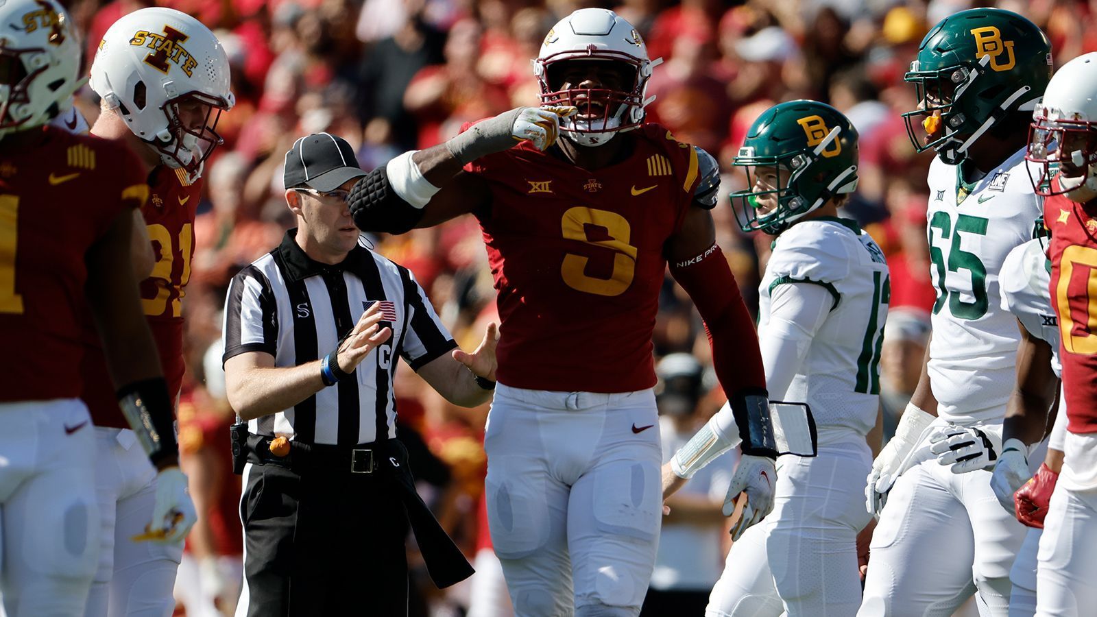 
                <strong>Platz 7: Will McDonald (Iowa State Cyclones)</strong><br>
                Wenige Edge Rusher haben ein so interessantes Profil wie Will McDonald. Der 23-Jährige schlüpfte in viele verschiedene Rollen für die Cyclones, spielte als Interior Defensive Liner (obwohl er dafür eigentlich nicht die körperlichen Maße mitbringt), Edge Rusher und wurde in Coverage eingesetzt. McDonald ist 1,90 Meter groß - eher klein im Vergleich mit anderen Edge Rushern der NFL - hat aber sehr lange Arme, die es ihm ermöglichen, Offensive Tackles auf Distanz zu halten. Ihm fehlt es etwas an Stärke, aber er kann flexibel eingesetzt werden und punktet mit Explosivität und technischer Raffinesse auf der Quarterback-Jagd.  
              