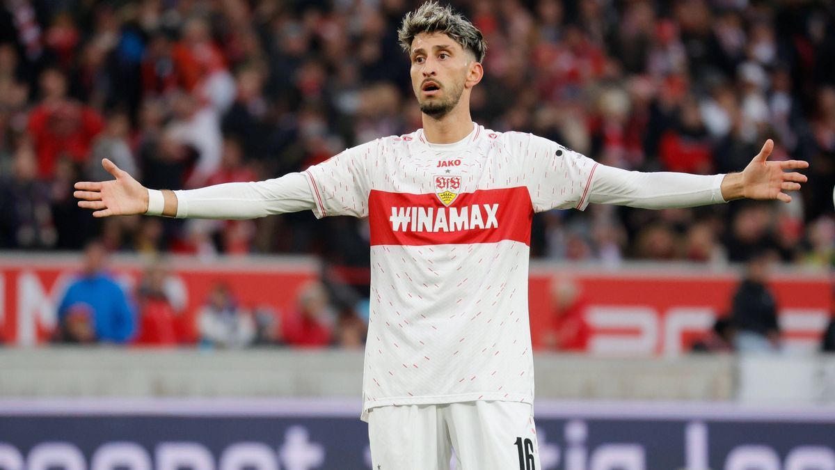 Stuttgart , Fußball Bundesliga, Saison 2023 2024, VfB Stuttgart vs. Bayer 04 Leverkusen , Atakan Karazor (VfB) Gemäß den Vorgaben der DFL Deutsche Fußball Liga ist es untersagt, in dem Stadion und ...