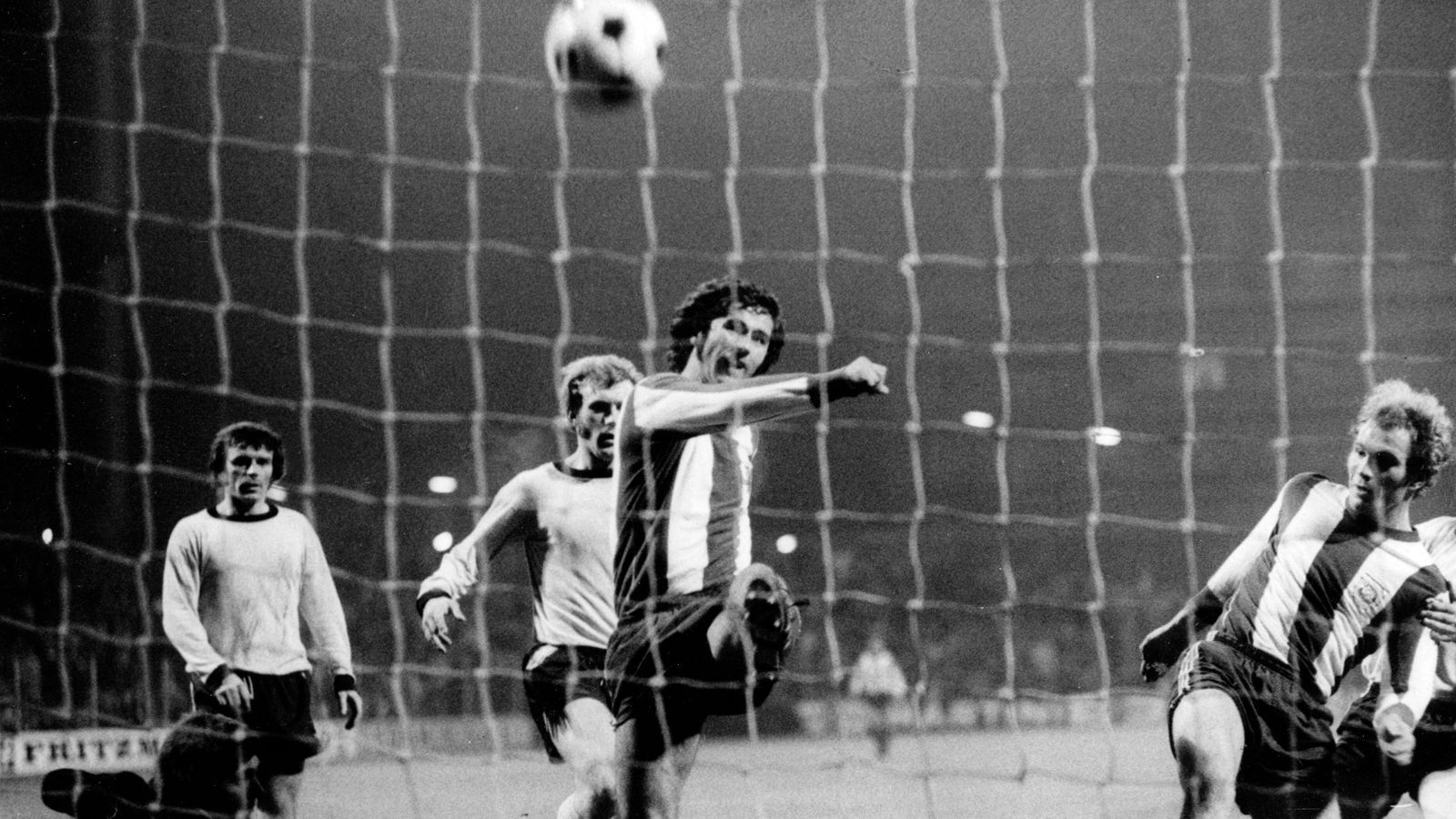 
                <strong>Kantersieg</strong><br>
                Müller war auch am höchsten Sieg beteiligt. Die Bayern gewannen 1971 mit 11:1, der "Bomber der Nation" steuerte einen Viererpack bei.
              