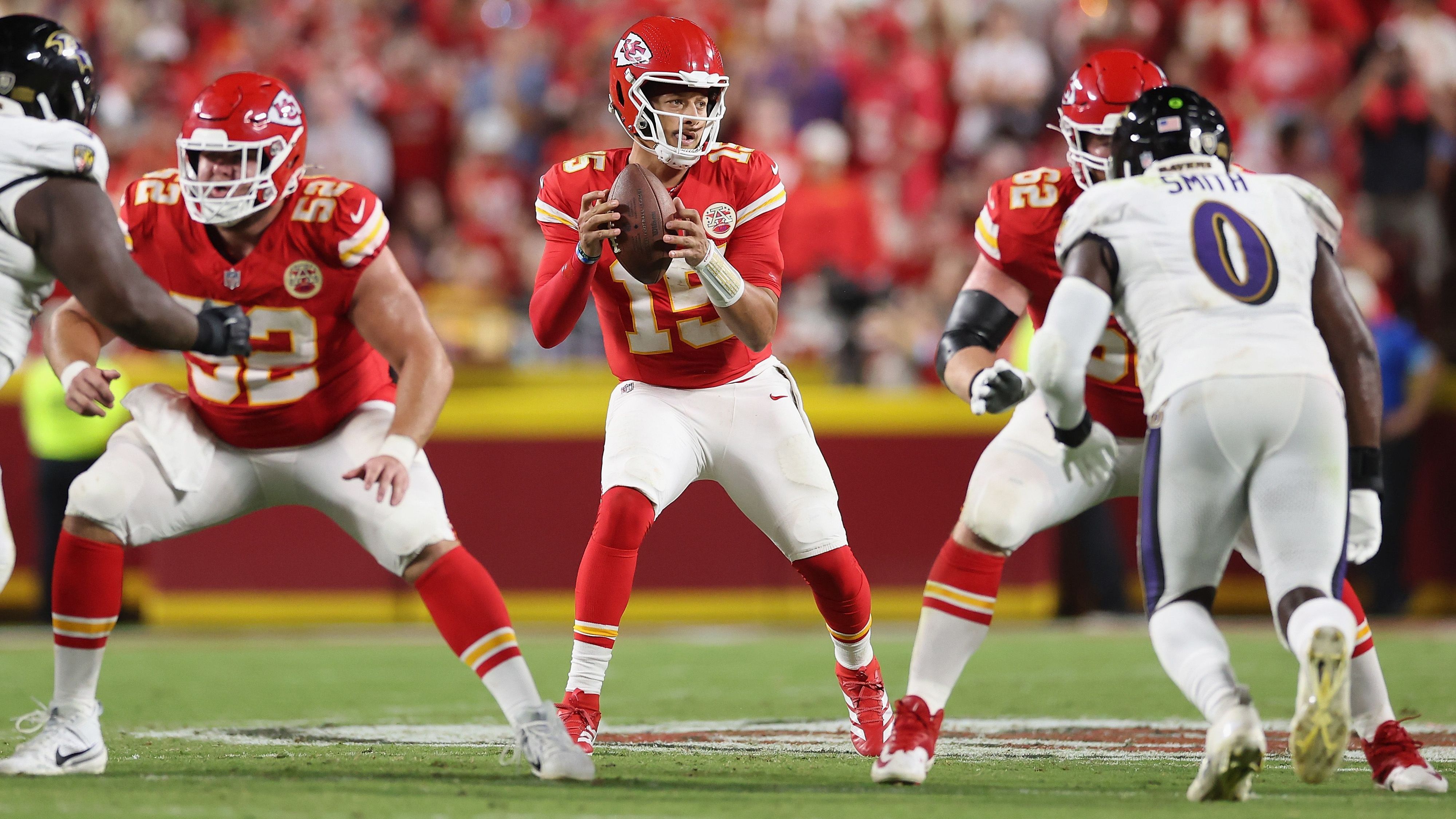 <strong>Baltimore Ravens at Kansas City Chiefs 29:32</strong><br>Erneut liefert Lamar Jackson eine starke Leistung ab, erneut reicht es nicht zum Sieg. Die Ravens, die mit einem sehr harten Auftaktprogramm gestartet sind, konnten bislang kein Spiel gegen direkte Super-Bowl-Konkurrenten gewinnen, während die Chiefs sich wieder gefangen haben. Patrick Mahomes brilliert besonders mit seinem Laufspiel.