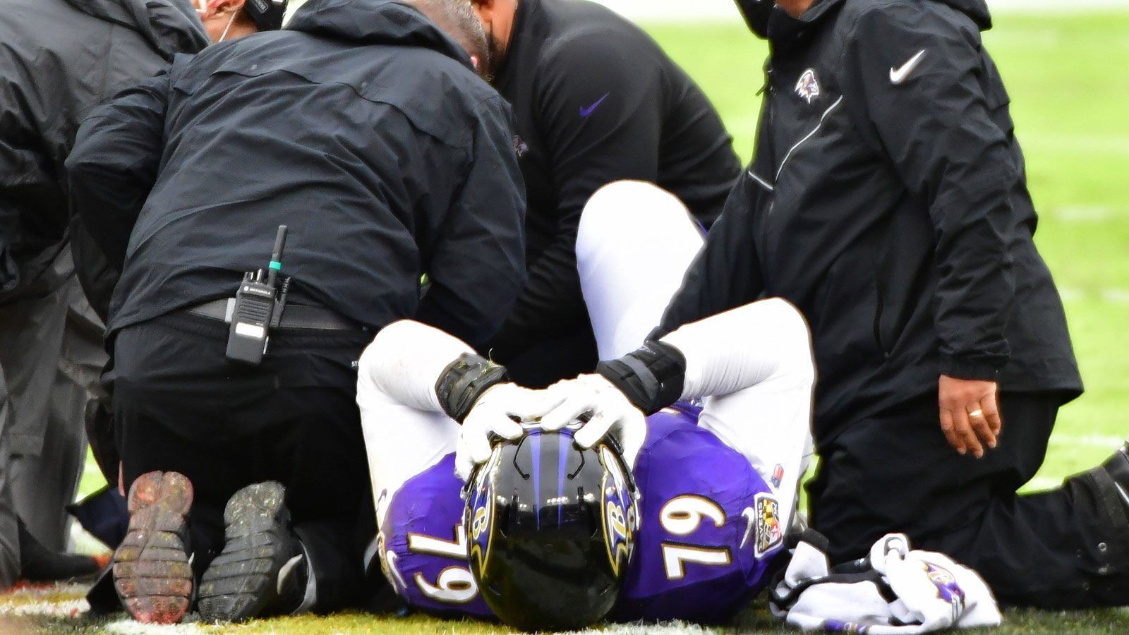 
                <strong>Ronnie Stanley (Baltimore Ravens)</strong><br>
                Die Baltimore Ravens müssen ihre Saison ohne Ronnie Stanley beenden. Wie Head Coach Jon Harbaugh nach dem Spiel gegen die Pittsburgh Steelers mitteilte, hat sich der Star-Offensive Tackle eine schwere Verletzung am Fußgelenk zugezogen. Stanley ist eine der wichtigsten Stützen in der Offensive Line und hatte erst vor wenigen Tagen einen neuen Fünfjahresvertrag unterzeichnet. Der 26 Jahre alte Left Tackle spielt seit 2016 für die Ravens.
              