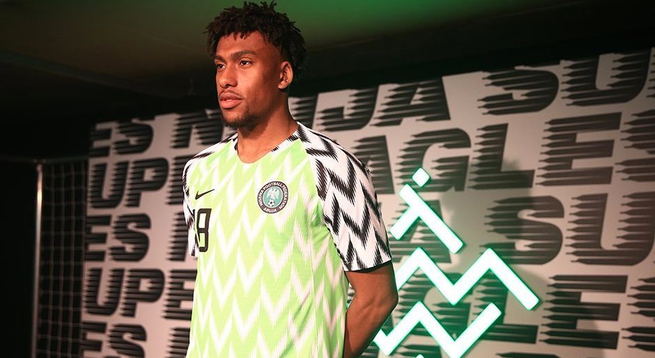 
                <strong>Nigeria</strong><br>
                Arsenals Alex Iwobi präsentierte Nigerias WM-Trikots in London erstmals der Öffentlichkeit. Ausrüster "Nike" hielt die Trikots vom Stil her eher schlicht in Grün und Weiß sowie an den Ärmeln in Schwarz und Weiß. Damit werden die Super Eagles während der WM-Vorrunde in Russland gegen Kroatien, Island und Vize-Weltmeister Argentinien auflaufen.
              