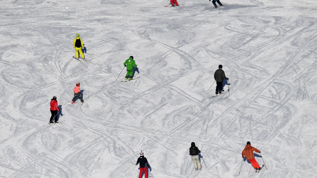 Skifahrer fahren bei Sonnenschein auf einer Skipiste. Ungeachtet steigender Temperaturen und abnehmender Schneemengen droht den alpinen Winterurlaubsorten in den nächsten Jahren kein vorzeitiges Ende ihrer Geschäfte. 