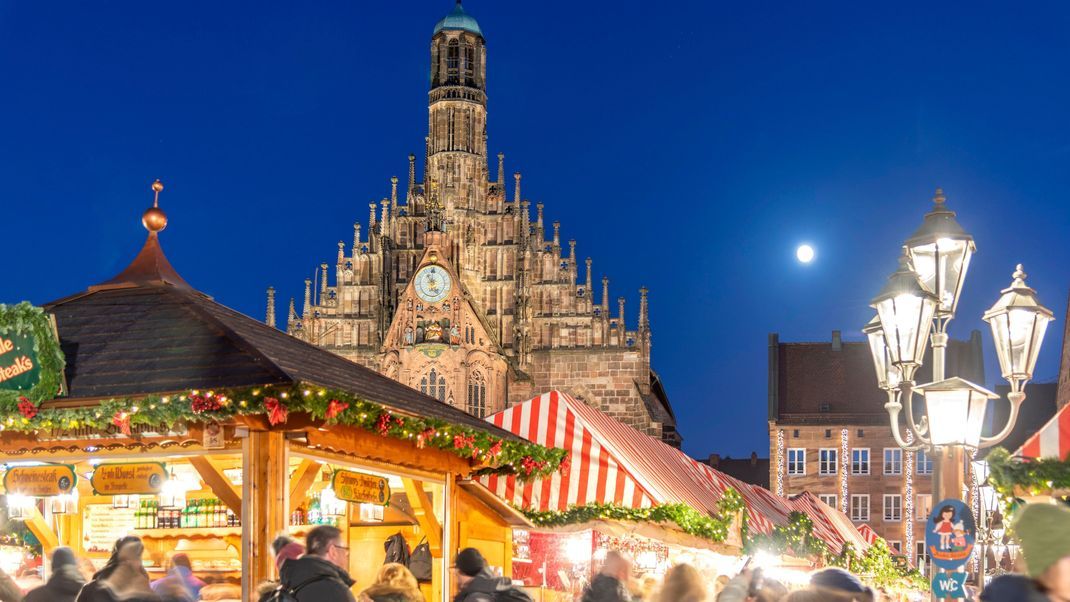 Der Nürnberger Christkindlesmarkt in der Altstadt. 