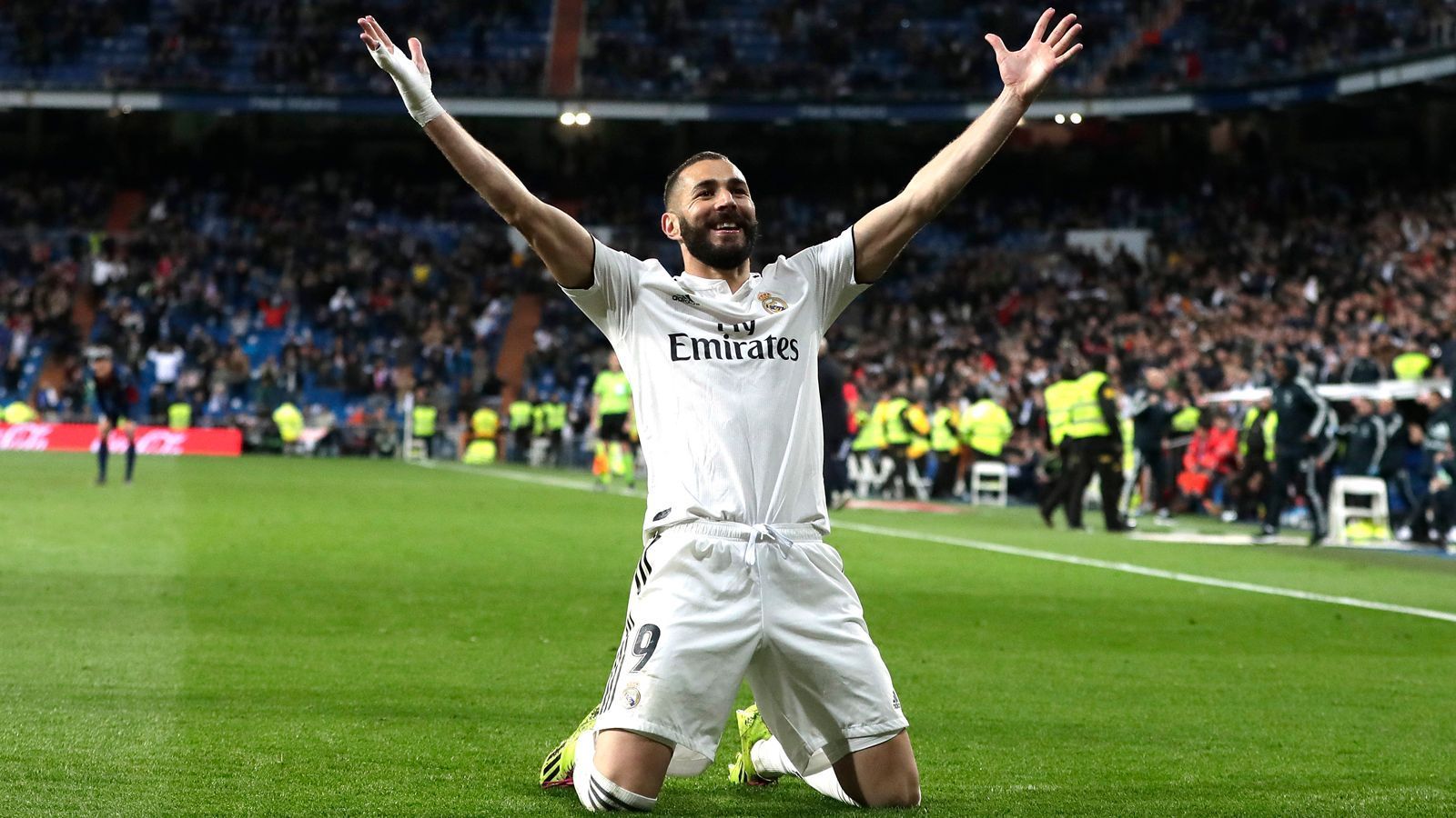 
                <strong>Karim Benzema mit beeindruckender LaLiga-Bestmarke</strong><br>
                Beeindruckende Bestmarke! Karim Benzema erzielte nicht nur den 3:2-Siegtreffer für Real Madrid gegen Huesca, sondern stellte nebenbei auch einen Rekord auf. Durch sein Tor hat der Franzose nun gegen alle Teams getroffen, gegen die er in LaLiga gespielt hat - insgesamt sind dies 34 Teams. Seit 2009 läuft der 31-Jährige für die "Königlichen" auf und erzielte in 305 Liga-Spielen 141 Treffer.
              