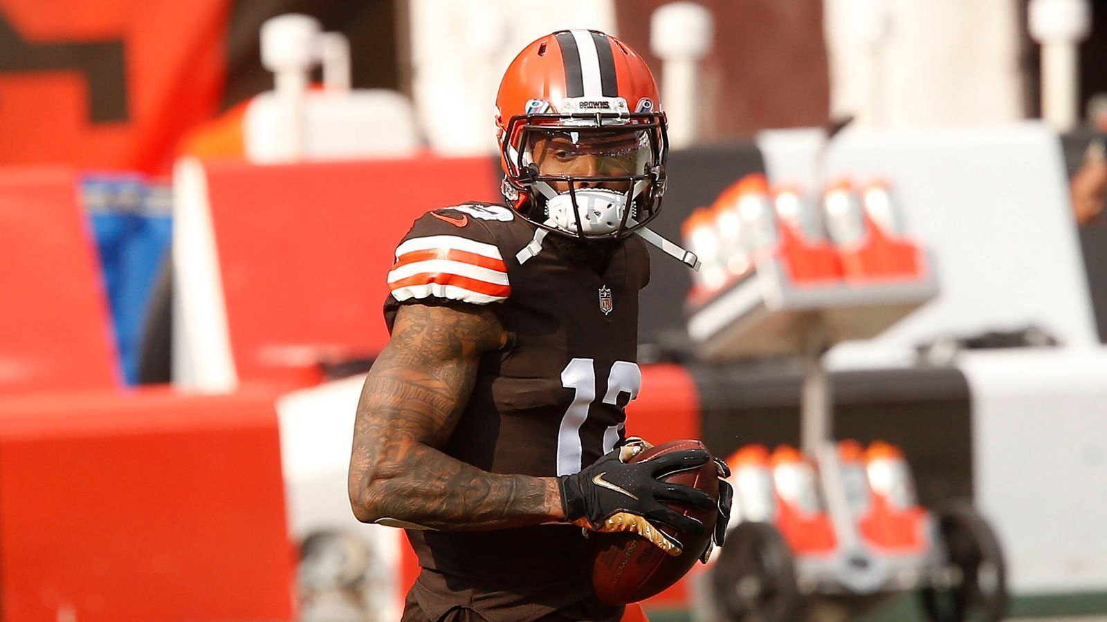 
                <strong>Odell Beckham Jr. (Cleveland Browns)</strong><br>
                Odell Beckham Jr. geht bei den Cleveland Browns in seine dritte Saison. Die ersten beiden Jahre waren sportlich für ihn eine Enttäuschung, und das schlägt sich auch in den Verkaufszahlen nieder. Für den Wide Receiver reicht es zu Platz 48.
              