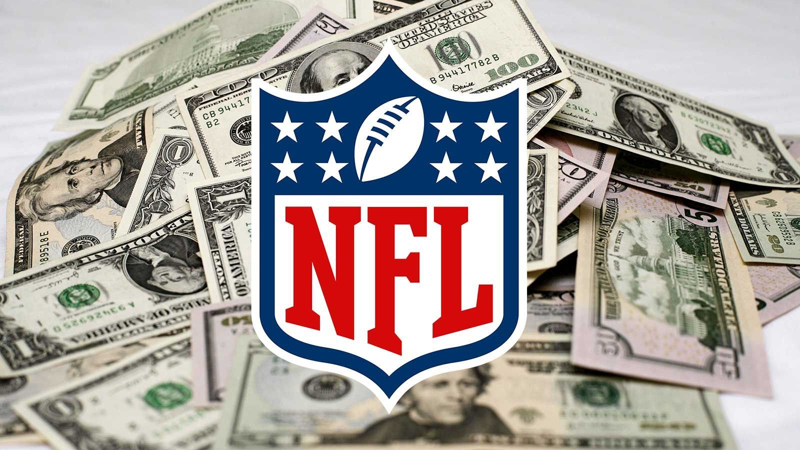 <strong>1994 bis 2024: So hat sich der NFL Salary Cap entwickelt</strong><br>Die NFL hat den Salary Cap für die Saison 2024 bekannt gegeben. Der NFL Salary Cap bezeichnet den Maximalbetrag, den eine Franchise in einer Saison für ihre Spielergehälter ausgeben darf. Diese Gehaltsobergrenze soll verhindern, dass finanzstarke Teams die besten Spieler für zu große Summen unter Vertrag nehmen. Der Salary Cap ergibt sich aus den Gesamteinnahmen der NFL.