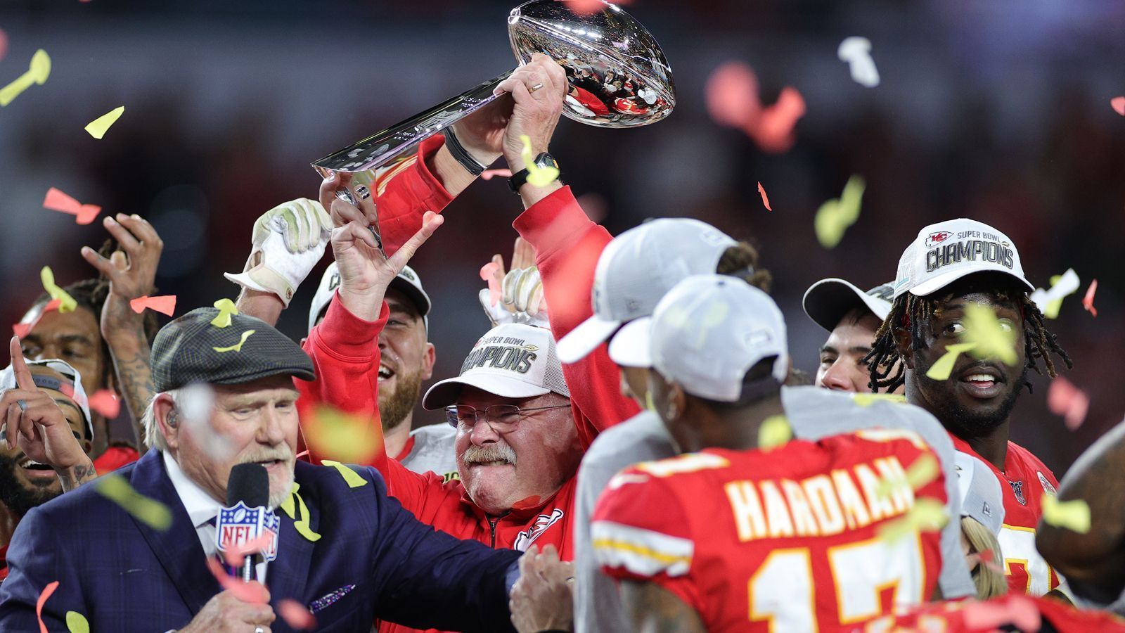 
                <strong>Erfolge: Andy Reid mit Eagles und Chiefs erfolgreich</strong><br>
                Das Duell gegen die Eagles ist Reids dritte Super-Bowl-Teilnahme als Cheftrainer. Den Super Bowl XXXIX Anfang 2005 verlor er mit den Philadelphia Eagles gegen die New England Patriots. Im Super Bowl LIV Anfang 2020 krönte er sich mit den Chiefs zum Champion. Als Quarterbacks Coach und Assistant Head Coach wurde Reid in der Saison 1997 mit den Green Bay Packers schon einmal Super-Bowl-Sieger. Bei den Kansas City Chiefs prägt Reid eine Ära: In dieser Saison belegte sein Team zum siebten Mal in Folge Platz 1 in der AFC West. In neun seiner zehn Chiefs-Jahre erreichte Reid die Playoffs.
              